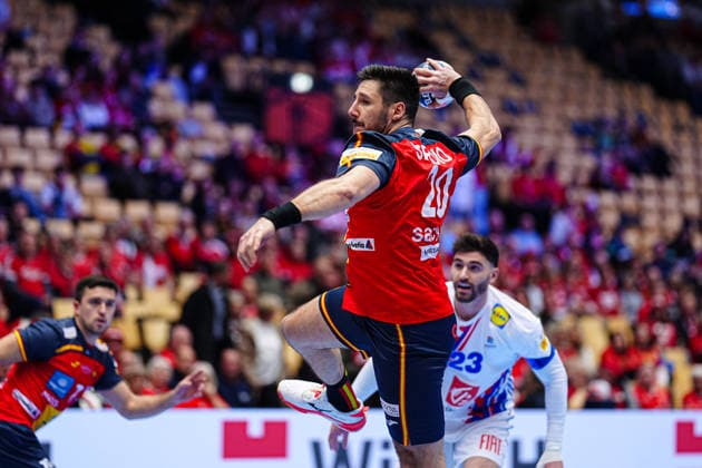 Throw Goal Abel Serdio Spain, 20 DEN, Spain vs France, Handball, EHF European Championship 2026, Main Round, Matchday 3, 26 01 2026 DEN, Spain vs France, Handball, EHF European Championship 2026, Main Round, Matchday 3, 26 01 2026 Herning Copyright: xEibner-Pressefoto MarcelxvonxFehrnx EP_MFN