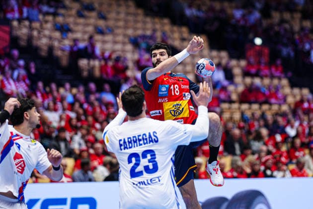 Throw Goal Imanol Garciandia Spain, 18 DEN, Spain vs France, Handball, EHF European Championship 2026, Main Round, Matchday 3, 26 01 2026 DEN, Spain vs France, Handball, EHF European Championship 2026, Main Round, Matchday 3, 26 01 2026 Herning Copyright: xEibner-Pressefoto MarcelxvonxFehrnx EP_MFN