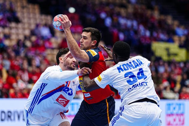 Ludovic Fabregas France, 23 , Jan Gurri Spain, 07 , Karl Konan France, 34 DEN, Spain vs France, Handball, EHF European Championship 2026, Main Round, Matchday 3, 26 01 2026 DEN, Spain vs France, Handball, EHF European Championship 2026, Main Round, Matchday 3, 26 01 2026 Herning Copyright: xEibner-Pressefoto MarcelxvonxFehrnx EP_MFN