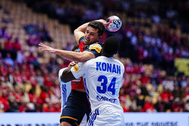 Ludovic Fabregas France, 23 , Jan Gurri Spain, 07 , Karl Konan France, 34 DEN, Spain vs France, Handball, EHF European Championship 2026, Main Round, Matchday 3, 26 01 2026 DEN, Spain vs France, Handball, EHF European Championship 2026, Main Round, Matchday 3, 26 01 2026 Herning Copyright: xEibner-Pressefoto MarcelxvonxFehrnx EP_MFN