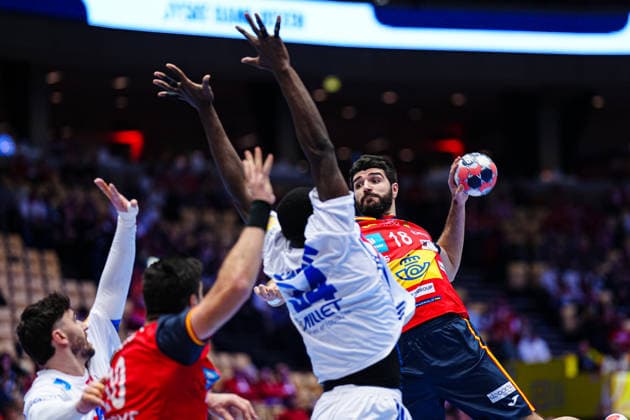 Throw Goal Imanol Garciandia Spain, 18 DEN, Spain vs France, Handball, EHF European Championship 2026, Main Round, Matchday 3, 26 01 2026 DEN, Spain vs France, Handball, EHF European Championship 2026, Main Round, Matchday 3, 26 01 2026 Herning Copyright: xEibner-Pressefoto MarcelxvonxFehrnx EP_MFN