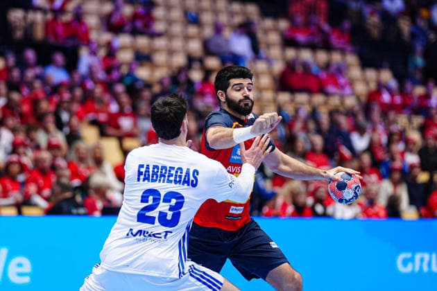 Ludovic Fabregas France, 23 , Imanol Garciandia Spain, 18 DEN, Spain vs France, Handball, EHF European Championship 2026, Main Round, Matchday 3, 26 01 2026 DEN, Spain vs France, Handball, EHF European Championship 2026, Main Round, Matchday 3, 26 01 2026 Herning Copyright: xEibner-Pressefoto MarcelxvonxFehrnx EP_MFN