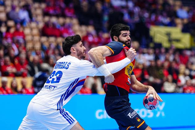 Ludovic Fabregas France, 23 , Imanol Garciandia Spain, 18 DEN, Spain vs France, Handball, EHF European Championship 2026, Main Round, Matchday 3, 26 01 2026 DEN, Spain vs France, Handball, EHF European Championship 2026, Main Round, Matchday 3, 26 01 2026 Herning Copyright: xEibner-Pressefoto MarcelxvonxFehrnx EP_MFN