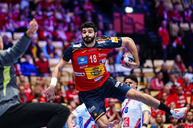 Throw Goal Imanol Garciandia Spain, 18 DEN, Spain vs France, Handball, EHF European Championship 2026, Main Round, Matchday 3, 26 01 2026 DEN, Spain vs France, Handball, EHF European Championship 2026, Main Round, Matchday 3, 26 01 2026 Herning Copyright: xEibner-Pressefoto MarcelxvonxFehrnx EP_MFN