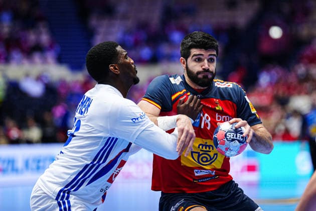 Dika Mem France, 10 , Imanol Garciandia Spain, 18 DEN, Spain vs France, Handball, EHF European Championship 2026, Main Round, Matchday 3, 26 01 2026 DEN, Spain vs France, Handball, EHF European Championship 2026, Main Round, Matchday 3, 26 01 2026 Herning Copyright: xEibner-Pressefoto MarcelxvonxFehrnx EP_MFN