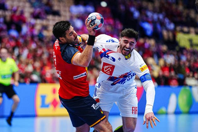Abel Serdio Spain, 20 , Ludovic Fabregas France, 23 DEN, Spain vs France, Handball, EHF European Championship 2026, Main Round, Matchday 3, 26 01 2026 DEN, Spain vs France, Handball, EHF European Championship 2026, Main Round, Matchday 3, 26 01 2026 Herning Copyright: xEibner-Pressefoto MarcelxvonxFehrnx EP_MFN
