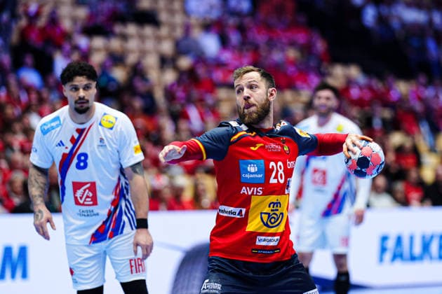 7 meter throw goal Aleix Gomez Spain, 28 DEN, Spain vs France, Handball, EHF European Championship 2026, Main Round, Matchday 3, 26 01 2026 DEN, Spain vs France, Handball, EHF European Championship 2026, Main Round, Matchday 3, 26 01 2026 Herning Copyright: xEibner-Pressefoto MarcelxvonxFehrnx EP_MFN