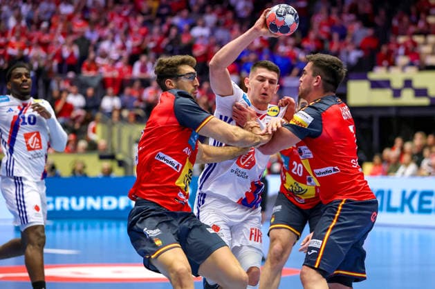 26 01 2026, Handball, Men s EHF EURO 2026, France Spain, Jyske Bank Boxing in Herning, Denmark, Main Round Aymeric Minne France 04 in a duel against Antonio Serradilla Cuenca Espania 05 Jan Gurri Aregay Espania 07 Denmark