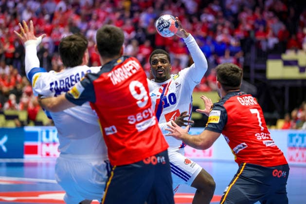 26 01 2026, Handball, Men s EHF EURO 2026, France Spain, Jyske Bank Boxing in Herning, Denmark, Main Round Dika Mem France 10 Aymeric Minne France 04 in a duel against Ian Tarrafeta Serrano Espania 09 Jan Gurri Aregay Espania 07 Denmark