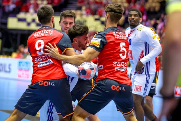 26 01 2026, Handball, Men s EHF EURO 2026, France Spain, Jyske Bank Boxing in Herning, Denmark, Main Round Ludovic Fabregas France 23 is moored by Ian Tarrafeta Serrano Espania 09 Antonio Serradilla Cuenca Espania 05 Denmark