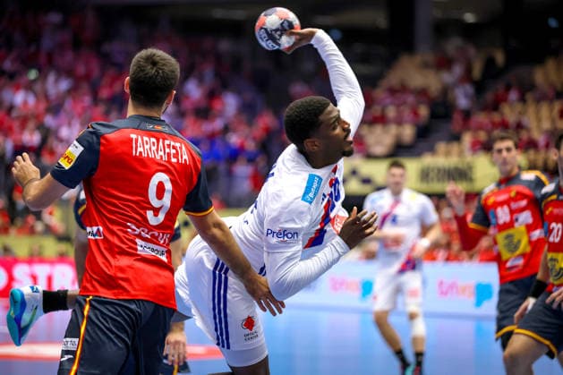 26 01 2026, Handball, Men s EHF EURO 2026, France Spain, Jyske Bank Boxing in Herning, Denmark, Main Round Ian Tarrafeta Serrano Espania 09 in duel against Dika Mem France 10 Denmark