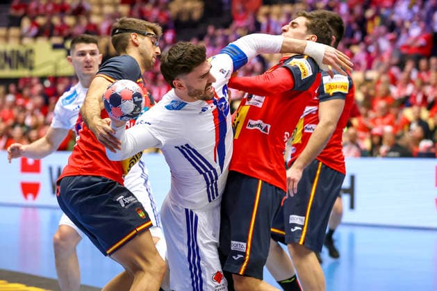 26 01 2026, Handball, Men s EHF EURO 2026, France Spain, Jyske Bank Boxing in Herning, Denmark, Main Round Ludovic Fabregas France 23 in duel against Antonio Serradilla Cuenca Espania 05 Ian Barrufet Torrebejano Espania 80 Denmark
