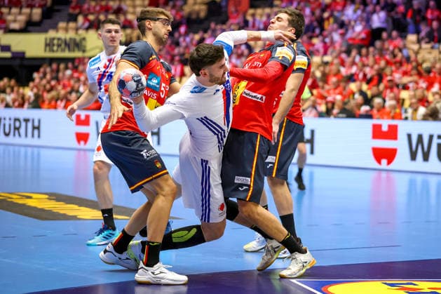 26 01 2026, Handball, Men s EHF EURO 2026, France Spain, Jyske Bank Boxing in Herning, Denmark, Main Round Ludovic Fabregas France 23 in duel against Antonio Serradilla Cuenca Espania 05 Ian Barrufet Torrebejano Espania 80 Denmark