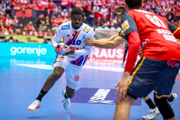 26 01 2026, Handball, Men s EHF EURO 2026, France Spain, Jyske Bank Boxing in Herning, Denmark, Main Round Dika Mem France 10 in duel against Antonio Serradilla Cuenca Espania 05 Denmark