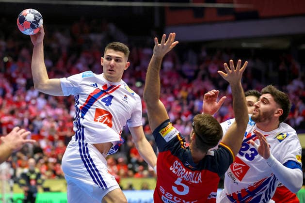 26 01 2026, Handball, Men s EHF EURO 2026, France Spain, Jyske Bank Boxing in Herning, Denmark, Main Round Aymeric Minne France 04 Ludovic Fabregas France 23 in a duel against Antonio Serradilla Cuenca Espania 05 Denmark