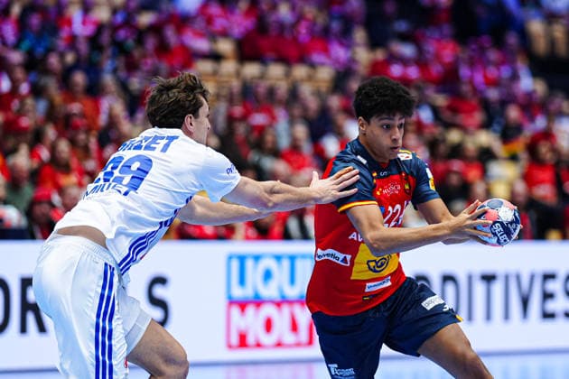 Thibaud Briet France, 39 , Marcos Fis Spain, 22 DEN, Spain vs France, Handball, EHF European Championship 2026, Main Round, Matchday 3, 26 01 2026 DEN, Spain vs France, Handball, EHF European Championship 2026, Main Round, Matchday 3, 26 01 2026 Herning Copyright: xEibner-Pressefoto MarcelxvonxFehrnx EP_MFN