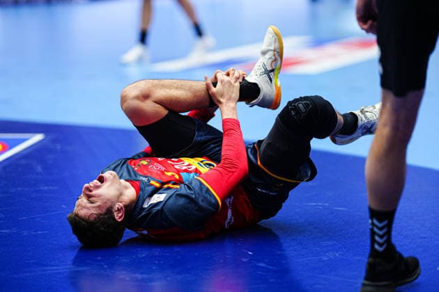 Injury Ian Barrufet Spain, 80 DEN, Spain vs France, Handball, EHF European Championship 2026, Main Round, Matchday 3, 26 01 2026 DEN, Spain vs France, Handball, EHF European Championship 2026, Main Round, Matchday 3, 26 01 2026 Herning Copyright: xEibner-Pressefoto MarcelxvonxFehrnx EP_MFN