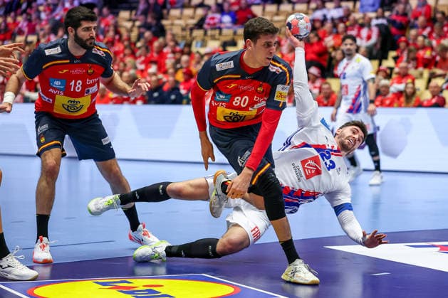 26 01 2026, Handball, Men s EHF EURO 2026, France Spain, Jyske Bank Boxing in Herning, Denmark, Main Round Ludovic Fabregas France 23 in duel against Imanol Garciandia Alustiza Espania 18 Ian Barrufet Torrebejano Espania 80 Denmark