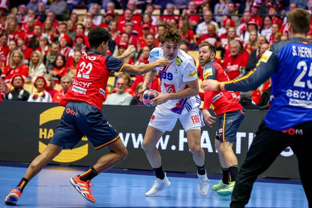 26 01 2026, Handball, Men s EHF EURO 2026, France Spain, Jyske Bank Boxing in Herning, Denmark, Main Round Thibaud Briet France 39 in a duel against Marcos Fis Ballester Espania 22 Sergey Hernandez Ferrer Espania 25 Denmark