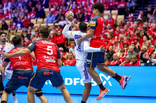 26 01 2026, Handball, Men s EHF EURO 2026, France Spain, Jyske Bank Boxing in Herning, Denmark, Main Round Melvyn Richardson France 09 in a duel against Marcos Fis Ballester Espania 22 Denmark
