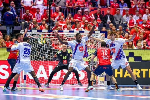 26 01 2026, Handball, Men s EHF EURO 2026, France Spain, Jyske Bank Boxing in Herning, Denmark, Main Round Benoit Kounkoud France 29 Karl Konan France 34 Thibaud Briet France 39 in a duel against Alex Dujshebaev Dovichebaeva Espania 10 Denmark