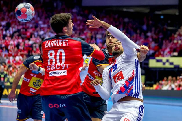 26 01 2026, Handball, Men s EHF EURO 2026, France Spain, Jyske Bank Boxing in Herning, Denmark, Main Round Ian Barrufet Torrebejano Espania 80 and Antonio Serradilla Cuenca Espania 05 in a duel against Melvyn Richardson France 09 Denmark