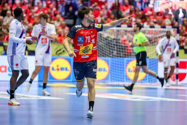26 01 2026, Handball, Men s EHF EURO 2026, France Spain, Jyske Bank Boxing in Herning, Denmark, Main Round Daniel Fernandez Jimenez Espania 70 cheering Denmark