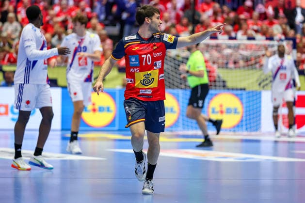 26 01 2026, Handball, Men s EHF EURO 2026, France Spain, Jyske Bank Boxing in Herning, Denmark, Main Round Daniel Fernandez Jimenez Espania 70 cheering Denmark