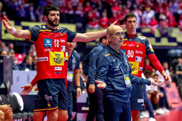 26 01 2026, Handball, Men s EHF EURO 2026, France Spain, Jyske Bank Boxen in Herning, Denmark, Main Round Headcoach Jordi Ribera Romans Espania hc gesticulating on the sidelines Denmark