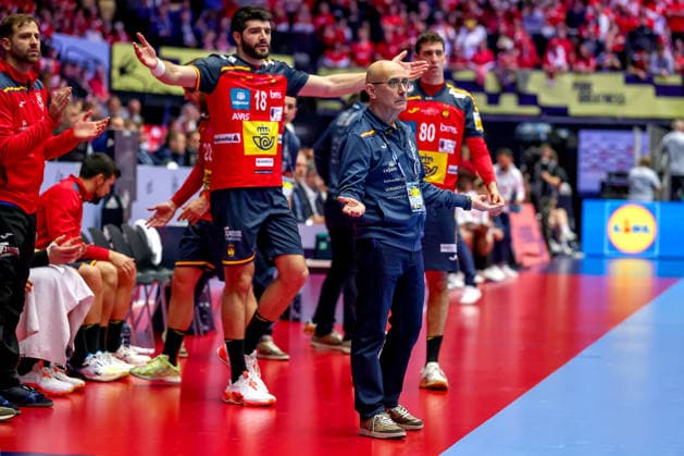 26.01.2026, Handball, Men s EHF EURO 2026, Frankreich - Spanien, Jyske Bank Boxen in Herning, Dänemark, Main Round: Headcoach Jordi Ribera Romans (Espania hc) gestikulierend am Spielfeldrand Dänemark *** 26 01 2026, Handball, Men s EHF EURO 2026, France Spain, Jyske Bank Boxen in Herning, Denmark, Main Round Headcoach Jordi Ribera Romans Espania hc gesticulating on the sidelines Denmark