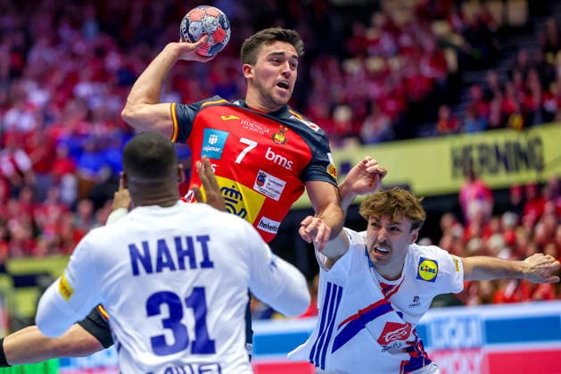 26 01 2026, Handball, Men s EHF EURO 2026, France Spain, Jyske Bank Boxing in Herning, Denmark, Main Round Jan Gurri Aregay Espania 07 throws the ball on goal against Dylan Nahi France 31 Thibaud Briet France 39 Denmark