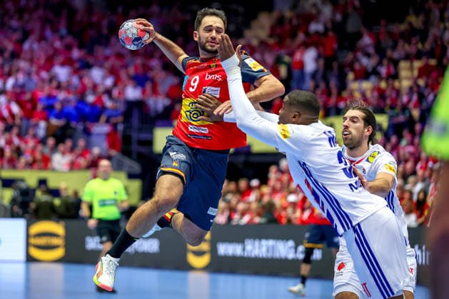 26 01 2026, Handball, Men s EHF EURO 2026, France Spain, Jyske Bank Boxing in Herning, Denmark, Main Round Ian Tarrafeta Serrano Espania 09 throws the ball on goal against Dylan Nahi France 31 Julien Bos France 06 Denmark