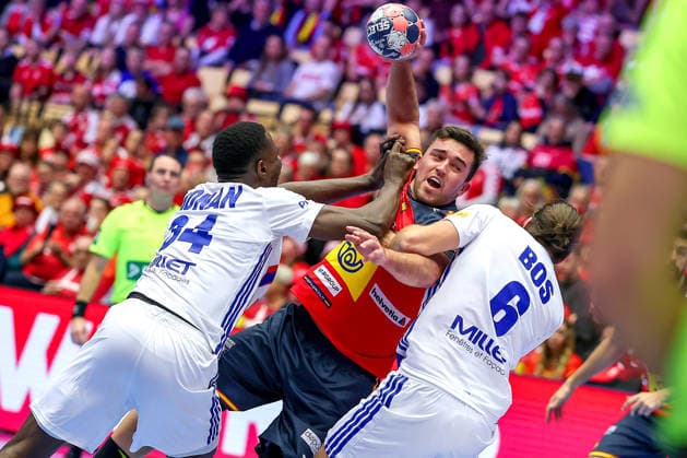 26.01.2026, Handball, Men s EHF EURO 2026, Frankreich - Spanien, Jyske Bank Boxen in Herning, Dänemark, Main Round: Jan Gurri Aregay (Espania 07) im Zweikampf gegen Karl Konan (France 34) Julien Bos (France 06) Dänemark *** 26 01 2026, Handball, Men s EHF EURO 2026, France Spain, Jyske Bank Boxing in Herning, Denmark, Main Round Jan Gurri Aregay Espania 07 in duel against Karl Konan France 34 Julien Bos France 06 Denmark