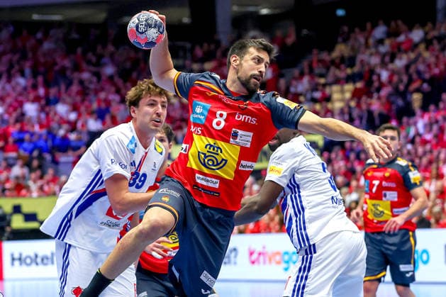 26 01 2026, Handball, Men s EHF EURO 2026, France Spain, Jyske Bank Boxing in Herning, Denmark, Main Round Agustin Casado Marcelo Espania 08 throws the ball on goal Denmark