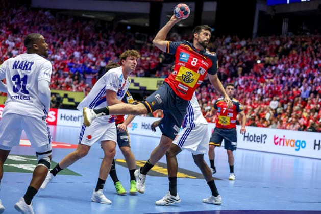 26 01 2026, Handball, Men s EHF EURO 2026, France Spain, Jyske Bank Boxing in Herning, Denmark, Main Round Agustin Casado Marcelo Espania 08 throws the ball on goal Denmark