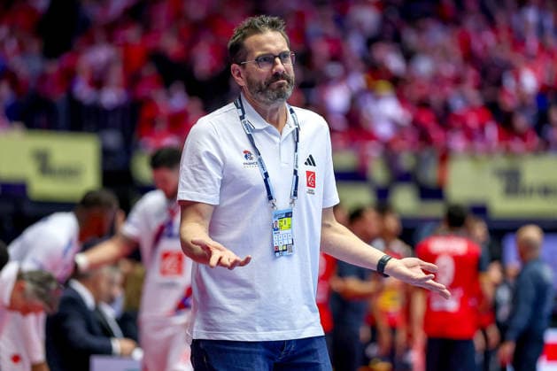 26 01 2026, Handball, Men s EHF EURO 2026, France Spain, Jyske Bank Boxing in Herning, Denmark, Main Round Headcoach Guillaume Gille France hc gesticulating on the sidelines disappointed disappointment Denmark