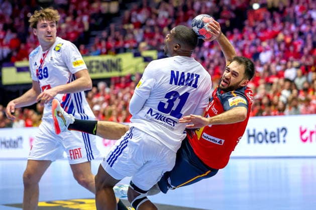 26 01 2026, Handball, Men s EHF EURO 2026, France Spain, Jyske Bank Boxing in Herning, Denmark, Main Round Ian Tarrafeta Serrano Espania 09 in a duel against Dylan Nahi France 31 Denmark