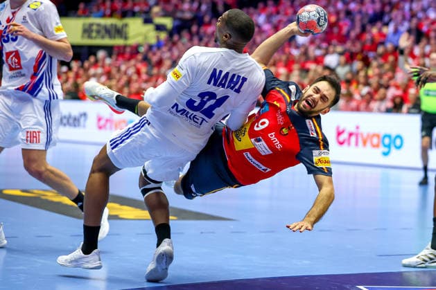 26 01 2026, Handball, Men s EHF EURO 2026, France Spain, Jyske Bank Boxing in Herning, Denmark, Main Round Ian Tarrafeta Serrano Espania 09 in a duel against Dylan Nahi France 31 Denmark
