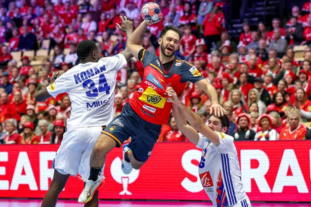 26 01 2026, Handball, Men s EHF EURO 2026, France Spain, Jyske Bank Boxing in Herning, Denmark, Main Round Ian Tarrafeta Serrano Espania 09 in a duel against Karl Konan France 34 Julien Bos France 06 Denmark