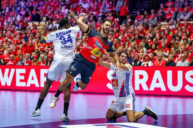 26 01 2026, Handball, Men s EHF EURO 2026, France Spain, Jyske Bank Boxing in Herning, Denmark, Main Round Ian Tarrafeta Serrano Espania 09 in a duel against Karl Konan France 34 Julien Bos France 06 Denmark
