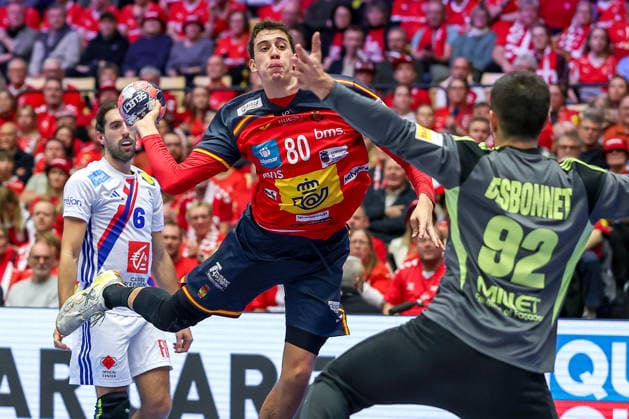26 01 2026, Handball, Men s EHF EURO 2026, France Spain, Jyske Bank Boxen in Herning, Denmark, Main Round Ian Barrufet Torrebejano Espania 80 throws the ball at the goal Remi Desbonnet France 92 Denmark