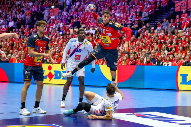26 01 2026, Handball, Men s EHF EURO 2026, France Spain, Jyske Bank Boxen in Herning, Denmark, Main Round Ian Barrufet Torrebejano Espania 80 throws the ball on goal Denmark