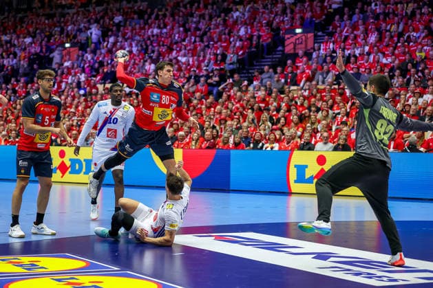 26 01 2026, Handball, Men s EHF EURO 2026, France Spain, Jyske Bank Boxen in Herning, Denmark, Main Round Ian Barrufet Torrebejano Espania 80 throws the ball on goal Denmark