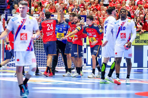 26 01 2026, Handball, Men s EHF EURO 2026, France Spain, Jyske Bank Boxing in Herning, Denmark, Main Round Cheers after Spains victory against France Daniel Dujshebaev Dovichebaeva Espania 24 Antonio Serradilla Cuenca Espania 05 Ian Tarrafeta Serrano Espania 09 Ian Barrufet Torrebejano Espania 80 Denmark