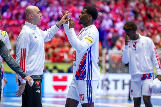 26 01 2026, Handball, Men s EHF EURO 2026, France Spain, Jyske Bank Boxing in Herning, Denmark, Main Round Disappointment among the French after the defeat against Spain Charles Bolzinger France 16 Dika Mem France 10 disappointed disappointment Denmark