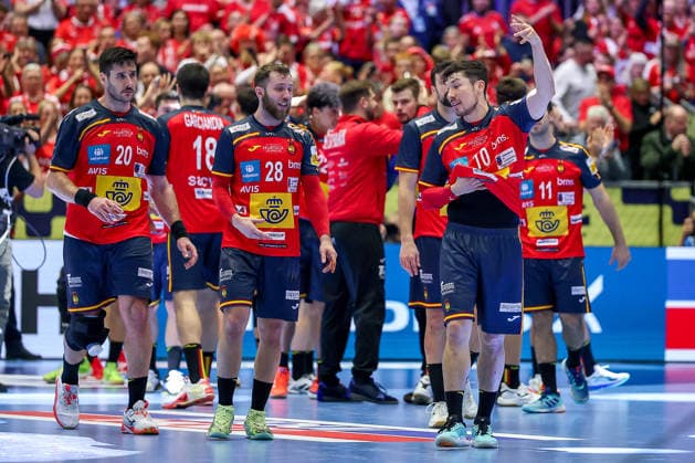 26 01 2026, Handball, Men s EHF EURO 2026, France Spain, Jyske Bank Boxing in Herning, Denmark, Main Round Cheering after Spains victory against France Abel Serdio Guntin Espania 20 Aleix Gomez Abello Espania 28 Alex Dujshebaev Dovichebaeva Espania 10 gesticulating on the pitch Denmark