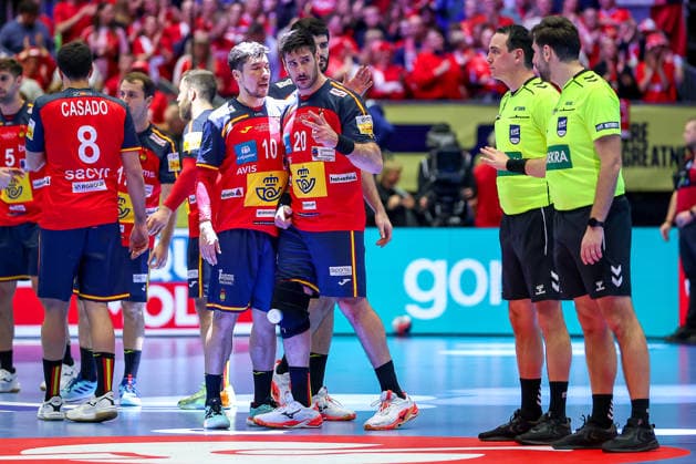 26 01 2026, Handball, Men s EHF EURO 2026, France Spain, Jyske Bank Boxen in Herning, Denmark, Main Round Cheering after the victory of Spain against France Abel Serdio Guntin Espania 20 gesticulating on the pitch next to referee Denmark