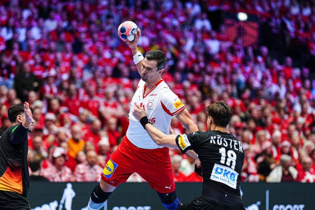 Throw Goal Rasmus Lauge Denmark, 11 , Julian Koester Germany, 18 DEN, Germany vs Denmark, Handball, EHF European Championship 2026, Main Round, Matchday 3, 26 01 2026 DEN, Germany vs Denmark, Handball, EHF European Championship 2026, Main Round, Matchday 3, 26 01 2026 Herning Copyright: xEibner-Pressefoto MarcelxvonxFehrnx EP_MFN