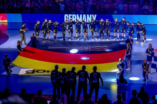 26 01 2026, Handball, Men s EHF EURO 2026, Germany Denmark, Jyske Bank Boxen in Herning, Denmark, Main Round The German team stands together arm in arm during the national anthem Denmark