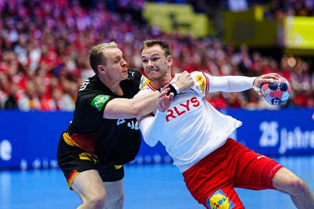 Justus Fischer (Deutschland, 54), Mathias Gidsel (Daenemark, 19) DEN, Deutschland vs. Daenemark, Handball, EHF Europameisterschaft 2026, Hauptrunde, Spieltag 3, 26.01.2026 DEN, Deutschland vs. Daenemark, Handball, EHF Europameisterschaft 2026, Hauptrunde, Spieltag 3, 26.01.2026 Herning *** Justus Fischer Germany, 54 , Mathias Gidsel Denmark, 19 DEN, Germany vs Denmark, Handball, EHF European Championship 2026, Main Round, Matchday 3, 26 01 2026 DEN, Germany vs Denmark, Handball, EHF European Championship 2026, Main Round, Matchday 3, 26 01 2026 Herning Copyright: xEibner-Pressefoto MarcelxvonxFehrnx EP_MFN